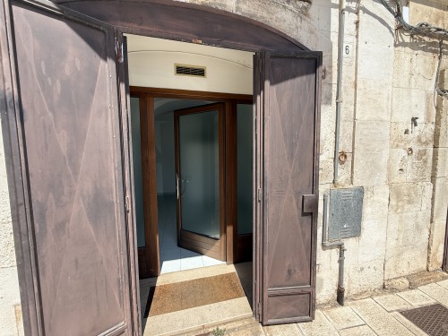 P  R  E  Z  Z  O       R  I  B  A  S  S  A  T  O  -  Centrale e Visibile Locale con 5 Ingressi